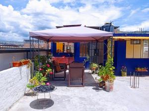 阿亚库乔Duplex amoblado en el corazón de Ayacucho的大楼内带桌子和遮阳伞的天井