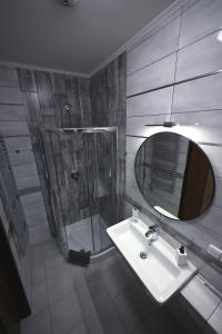 奥赫热河畔克拉什泰莱茨Apartmány PARK的带淋浴、盥洗盆和镜子的浴室