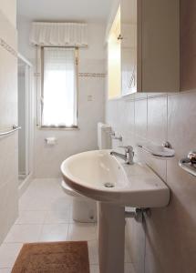 利尼亚诺萨比亚多罗Residenza Ibsen的白色的浴室设有水槽和卫生间。