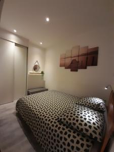 图卢兹米迪运河酒店的卧室配有黑白床。