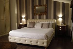阿韦利诺Virginia Resort & Spa - Adults Only的卧室配有一张带镜子的白色大床