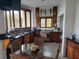 Higuera BlancaLitibu Suites Beach House的厨房配有桌子、水槽和一些窗户
