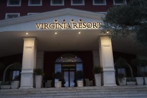 阿韦利诺Virginia Resort & Spa - Adults Only的建筑前读处女的标志