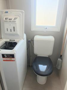 鲁西隆地区卡内MH Luxury Eden Mar Estang Plage 100m 2TV 2 Sdb Baby confort Plus的一间带卫生间和吹风机的小浴室