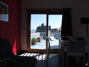 阿奇卡斯泰洛La Terrazza sul Mare的客房设有阳台景窗户。