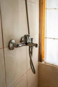 托尔胡因Cabañas Posada de las Flores的浴室内带软管的淋浴头