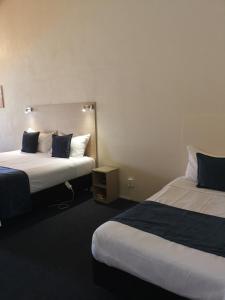 坎布里奇船长区汽车旅馆的酒店客房 - 带两张带蓝色枕头的床