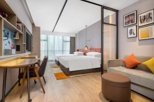 深圳深圳南山科技园希尔顿惠庭酒店的酒店客房配有一张床铺和一张桌子。