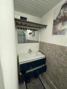 圣吕斯Kaza Mango的一间带水槽和镜子的浴室