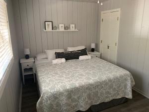 StrawberryCabin #6的一间卧室配有一张带两张桌子和两盏灯的床。