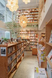台北OwlStay 故事所 夹脚拖的家花园的藏有许多书的图书馆