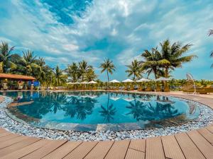 下龙湾Tuan Chau Resort Ha Long的度假酒店的游泳池
