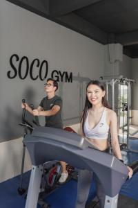 岘港SOCO Hotel by THG的健身房里跑步机上的男女