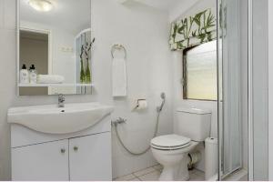 开普敦Valley Heights Guest House and B & B的白色的浴室设有卫生间和水槽。