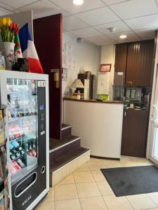 巴黎月神公园酒店的一间厨房,在商店里放有饮料冷却器