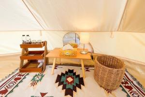 北冲Yellowstone Camps Resort Khao Yai的帐篷内的小桌子和镜子