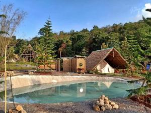 北冲Yellowstone Camps Resort Khao Yai的一个带帐篷和游泳池的度假村