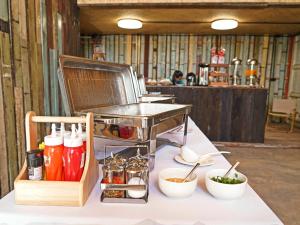 北冲Yellowstone Camps Resort Khao Yai的餐桌上的食车,配着调味品