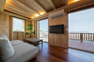 纹别市Okhotsk Ocean Villa AL MARE mombetsu的带沙发和平面电视的客厅