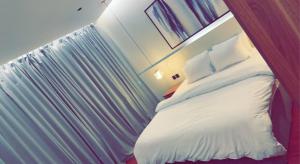 塔伊夫مساكن خاصة بتصميم فندقي ووصول ذاتي的一间卧室配有带白色床单和枕头的床。