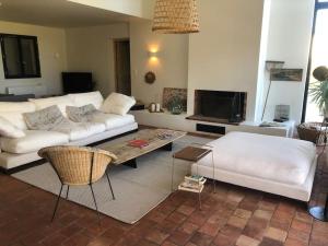 格里莫Villa neuve et moderne avec piscine à Grimaud的客厅配有白色沙发和茶几