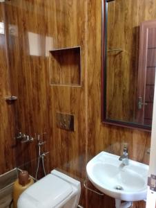 KanthalloorCHEENI HILL RESORTS的一间带水槽、卫生间和镜子的浴室