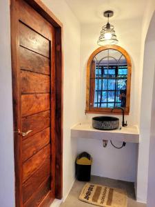 IndangCozy Cabin Casita Anahaw的浴室设有木门和镜子