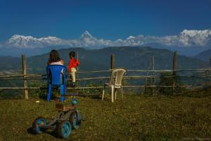 RānīpauwaMountain View Eco Farm的看着山的女人和孩子