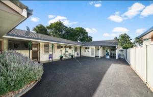 RockvilleToowoomba Hospital Apartments的房子前面的一个空停车位