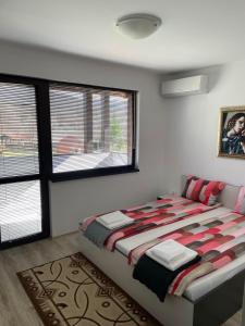 奥雷沙克KTB Manastira Holiday Village的一间卧室设有一张床和两个窗户。