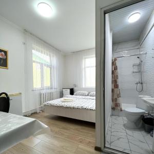 奥什ABS Guest House Osh的白色的浴室设有一张床和淋浴。