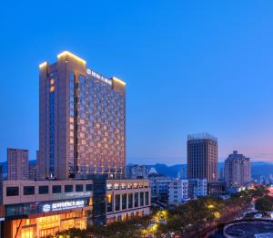 温岭温岭国际大酒店的夜晚在城市的高楼
