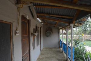 Bhada Community Homestay的走廊上设有门廊和屋顶