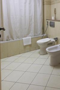 迪拜West Zone Pearl Hotel Apartment的浴室配有卫生间、盥洗盆和浴缸。