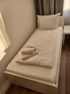 奥斯纳布吕克CITYLIFE Apartments Economy Osnabrück的一张小床,房间上放了两条毛巾