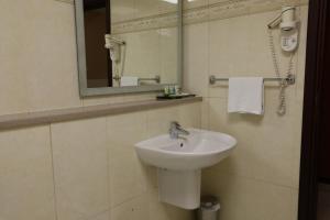 迪拜West Zone Pearl Hotel Apartment的一间带水槽和镜子的浴室