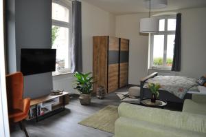 爱尔福特ElisaBett Erfurt - Eine Wohnung bis 6 Personen - 4 Schlafzimmer und 2 Bäder的带沙发和电视的客厅