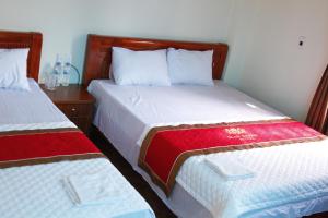 清化Biển Hải Tiến - Nhà nghỉ Ngân Khánh的双床间设有2张单人床。