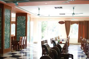 清化Biển Hải Tiến - Nhà nghỉ Ngân Khánh的一间带桌椅和窗户的用餐室