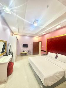 利雅德Golden Quba 1的卧室配有一张白色大床和电视。