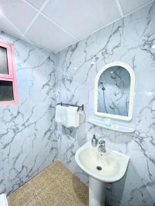 利雅德Golden Quba 1的浴室设有白色水槽和镜子