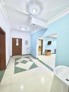 利雅德Golden Quba 1的一个白色和蓝色墙壁的空房间