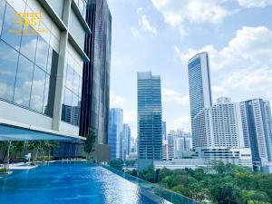 吉隆坡Pavilion Embassy Suites KL的一座位于高楼城市的游泳池