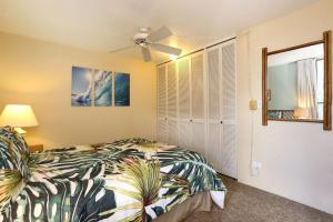 卡哈纳Paki Maui 313的一间卧室设有一张床、一个窗口和风扇