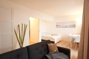 不莱梅Gemütliches und helles Studio Apartment mit Balkon, Badewanne, WLAN, Parkplatz的带沙发的客厅和卧室