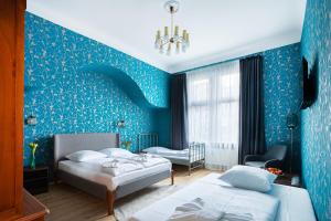 柏林选帝侯大街贝尔维酒店的一间卧室设有两张床和蓝色的墙壁
