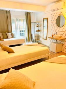 伊维萨镇巴特拉宾馆的酒店客房,设有两张床和镜子