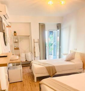 伊维萨镇巴特拉宾馆的酒店客房设有两张床和窗户。