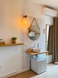 伊维萨镇巴特拉宾馆的一间带水槽和镜子的浴室