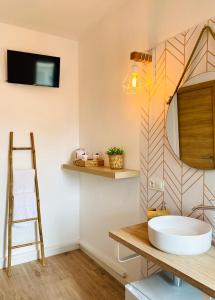 伊维萨镇巴特拉宾馆的一间带水槽和镜子的浴室